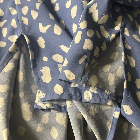 Entro, V-Neckline, Slit Sides, Roll Tab Sleeves Top, Blue/White, Large - Picture 6 of 6